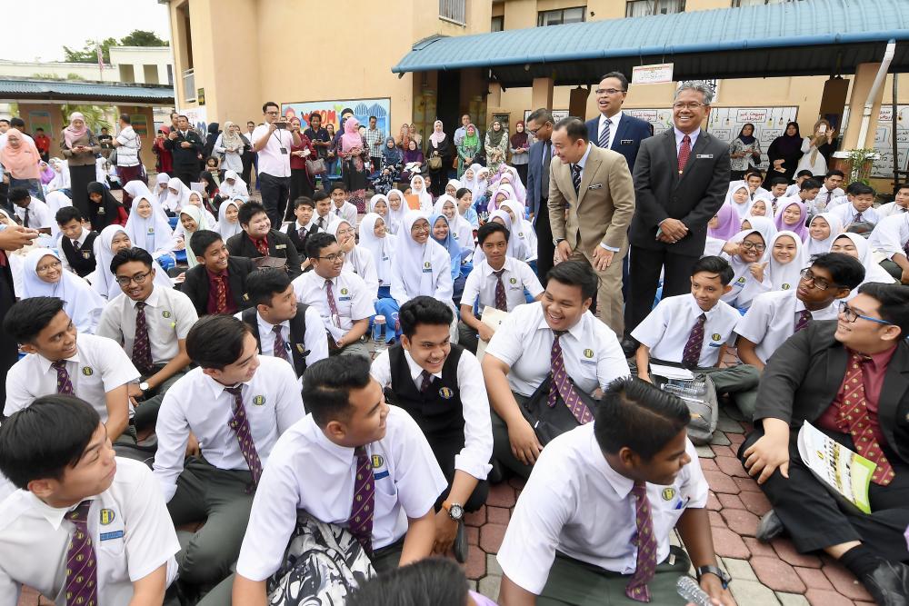 Education Minister Dr Maszlee Malik speaks to the candidates of Sijil Pelajaran Malaysia (SPM) at Sekolah Menengah Kebangsaan (SMK) Putrajaya Presint 16 (1), on Nov 13, 2018. — Bernama