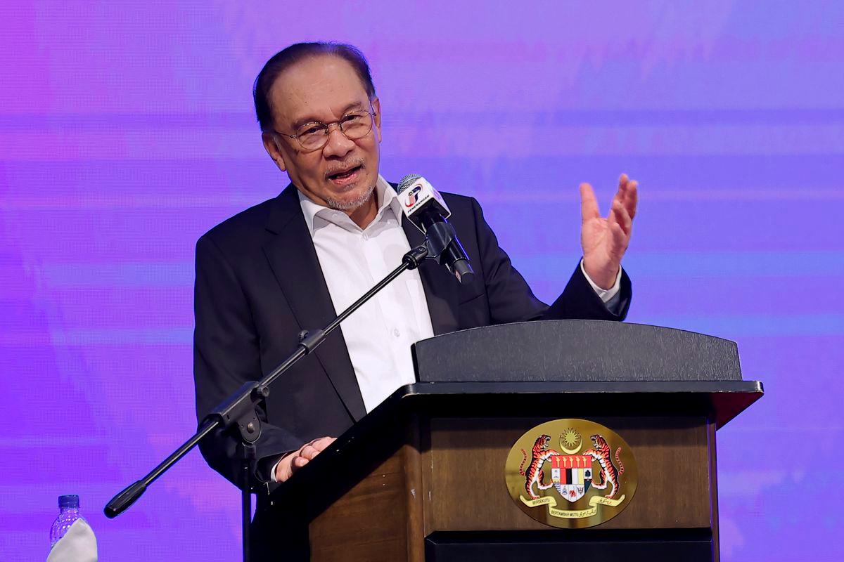 Perdana Menteri Datuk Seri Anwar Ibrahim menyampaikan ucapan pada Perjumpaan Perdana Menteri Bersama Warga Jabatan Perdana Menteri Bagi Bulan Julai di Puspanitapuri hari ini - BERNAMA