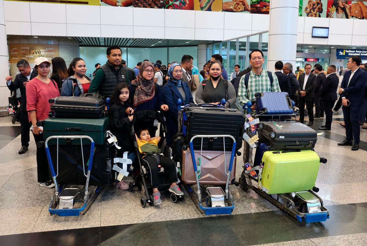 Seramai 24 individu termasuk 17 rakyat Malaysia yang dibawa keluar dari Iran susulan konflik yang semakin meruncing di negara itu, selamat tiba di tanah air sebentar tadi - BERNAMA