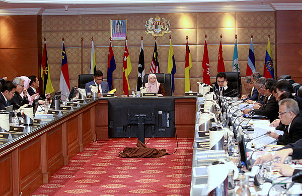 Deputy Prime Minister Datuk Seri Dr Wan Azizah (center) chairs the MTSHN meeting earlier today at Perdana Putra, Putrajaya.