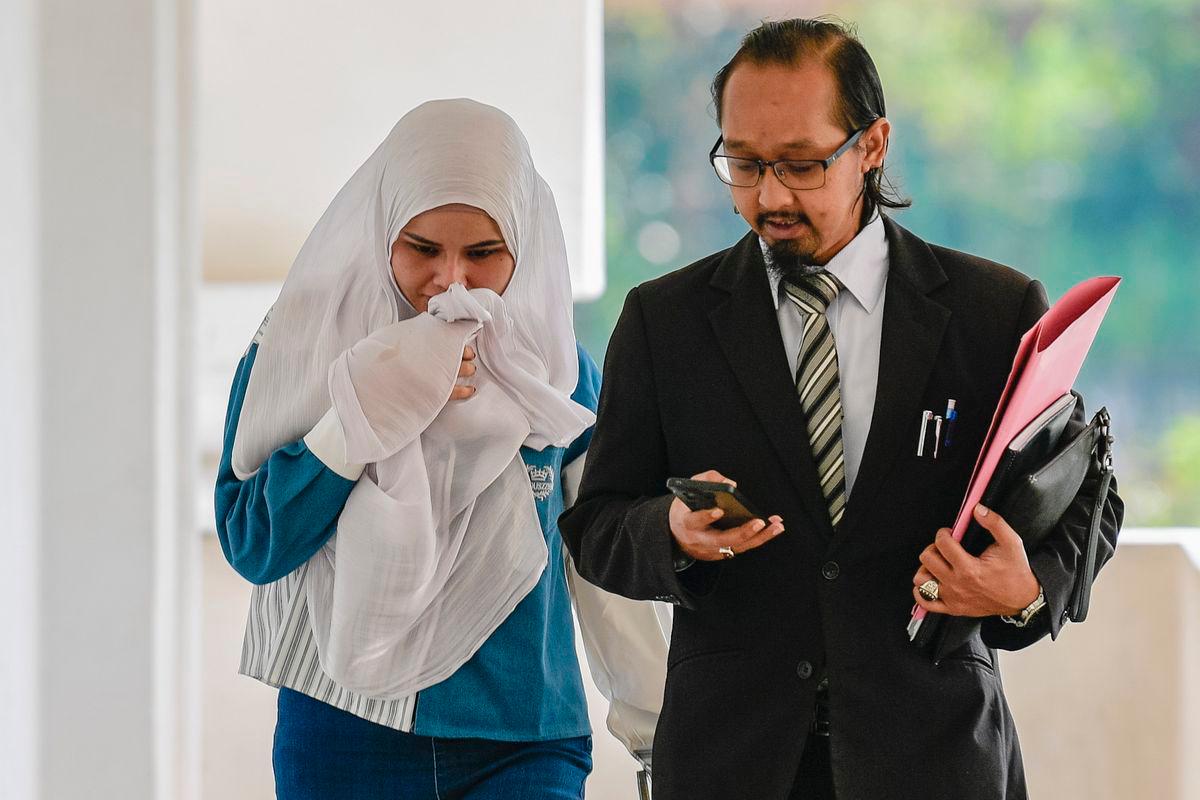 Seorang pembantu kedai pakaian didenda RM14,000 oleh Mahkamah Sesyen di sini selepas mengaku bersalah atas dua pertuduhan membuat dan memulakan penghantaran komunikasi iaitu video yang bersifat lucah menerusi akaun Twitter miliknya, tiga tahun lepas- BERNAMA