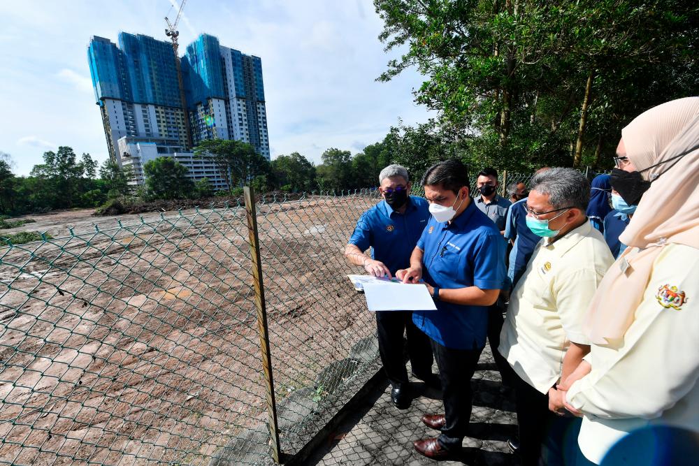 PUTRAJAYA, 25 Jun -- Menteri Kanan Pendidikan Datuk Dr Mohd Radzi Md Jidin (dua, kiri) melihat tapak projek semasa hadir ke Majlis Pecah Tanah Projek Pembinaan Bangunan Tambahan dan Padang Sekolah Kebangsaan Putrajaya Presint 18(2), hari ini.