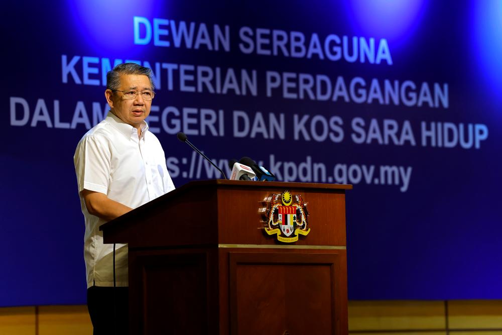 PUTRAJAYA, 29 March -- Minister of Domestic Trade and Cost of Living Datuk Seri Salahuddin Ayub delivered a speech at the Research, Development, and/or Commercialization (R&amp;D&amp;C) Grants Presentation Ceremony of the Direct Selling Industry Treasure Program at the ministry today. BERNAMAPIX
