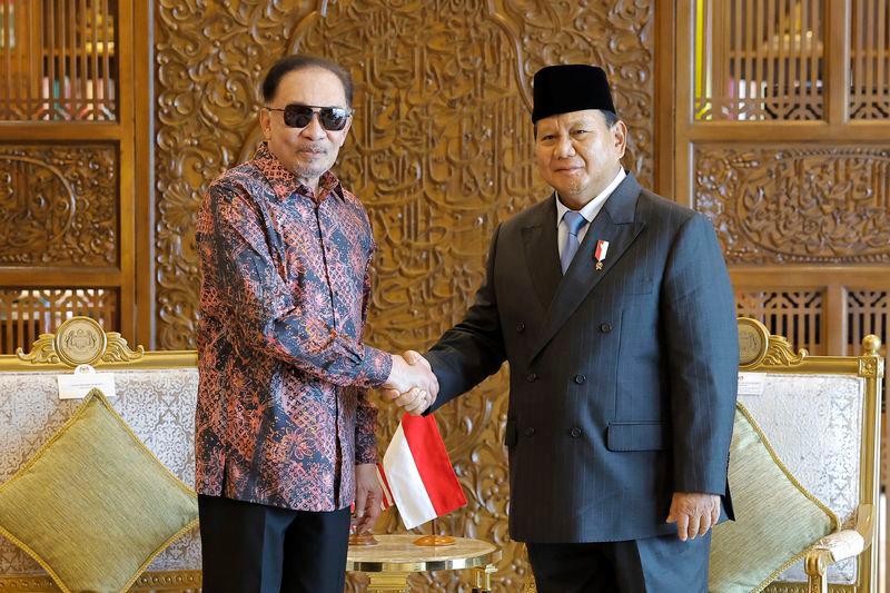 Perdana Menteri Malaysia Datuk Seri Anwar Ibrahim dan Presiden Indonesia Prabowo Subianto - fotoBERNAMA