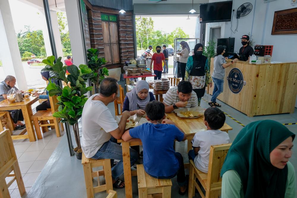 CYBERJAYA, March 5 - Visitors enjoying meals served at Warung Che Mat Fu in Cyberjaya. BERNAMApix