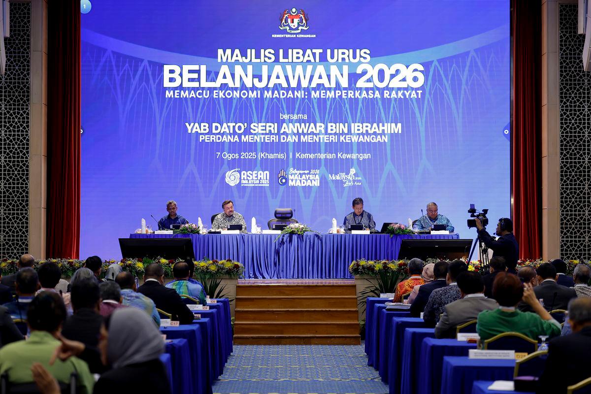 Menteri Kewangan II, Datuk Seri Amir Hamzah Azizan (dua kiri) menyampaikan ucaptama pada Majlis Libat Urus Belanjawan 2026 di Kementerian Kewangan hari ini.