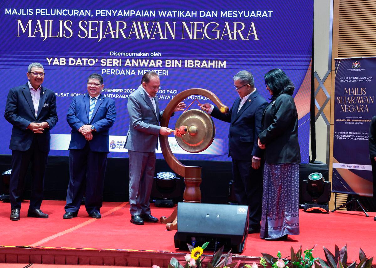 Perdana Menteri Datuk Seri Anwar Ibrahim (tengah) memukul gong simbolik perasmian pada Majlis Peluncuran, Penyampaian Watikah dan Mesyuarat Majlis Sejarawan Negara di Pusat Konvensyen Antarabangsa Putrajaya (PICC) hari ini- BERNAMA