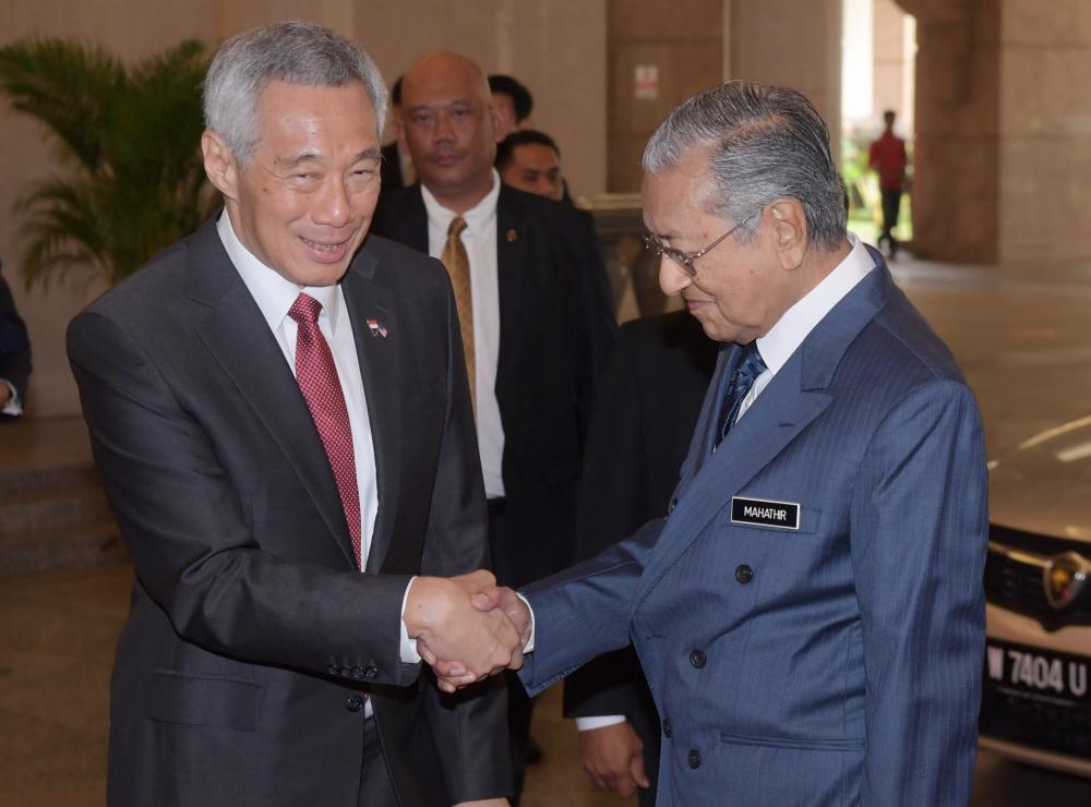 Prime Minister Tun Dr Mahathir Mohamad (R) welcomes Lee Hsien Loong’s arrival to hold talks under the Ninth Malaysia-Singapore Leadership Resettlement framework at the Perdana Putra Buildin, on April 9, 2019. — Bernama