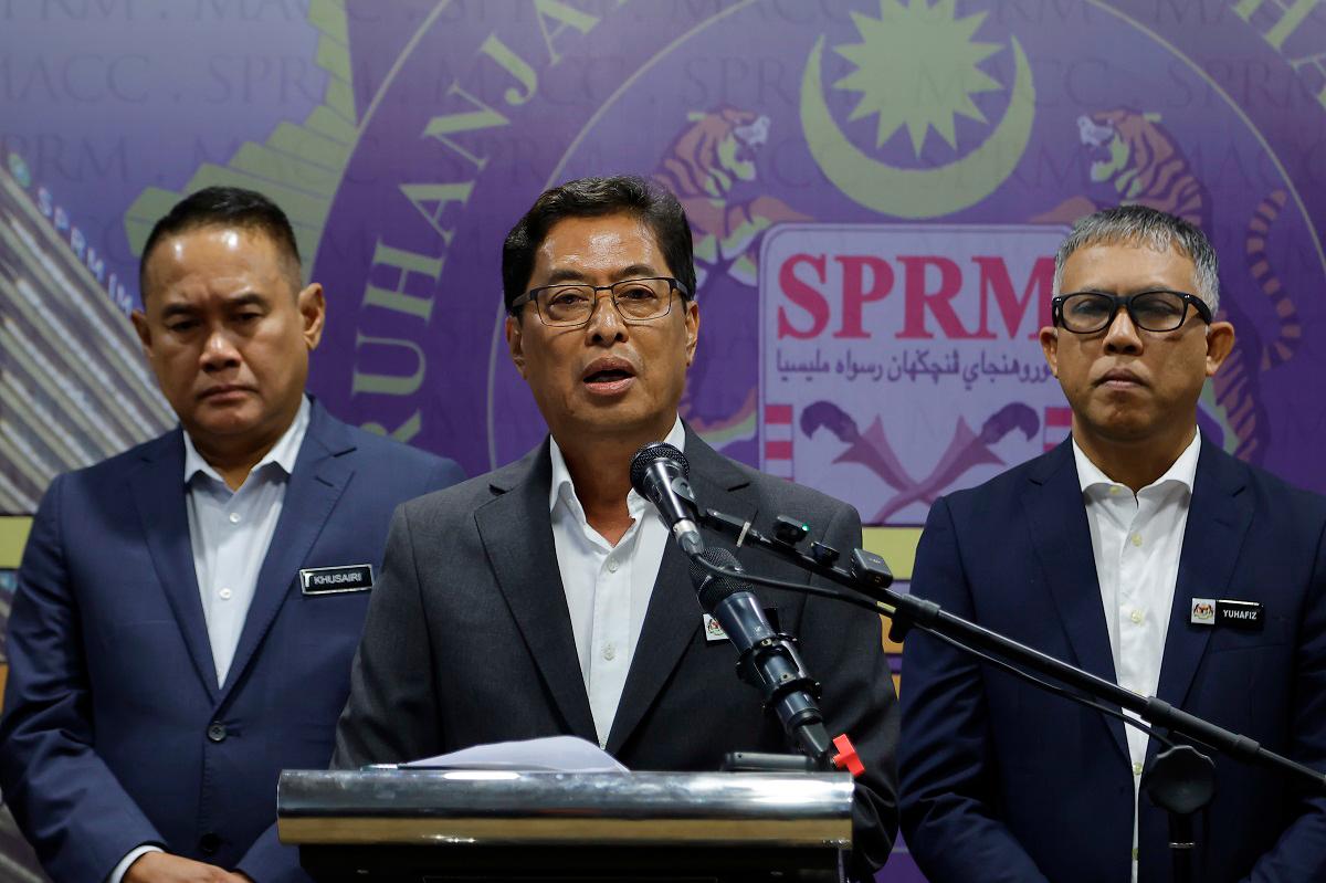 Ketua Pesuruhjaya Suruhanjaya Pencegahan Rasuah Malaysia (SPRM) Tan Sri Azam Baki bercakap pada sidang media mengenai perkembangan terkini beberapa kes rasuah profil tinggi termasuk membabitkan bekas Perdana Menteri, Datuk Seri Ismail Sabri Yaakob di ibu pejabat SPRM hari ini.