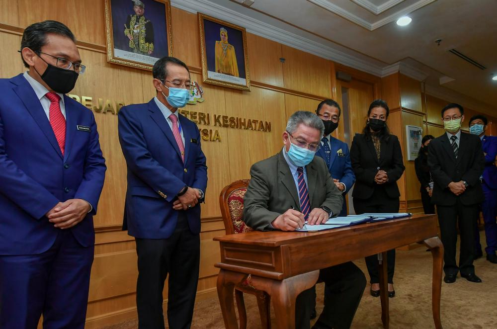 Health Minister Datuk Seri Dr Adham Baba, representing the Malaysian government signs the manufacturing and supply agreement for Pfizer’s COVID-19 vaccine at the Ministry of Health ---fotoBERNAMA (2021) Copyrights Reserved