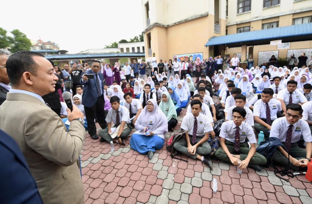 Education Minister Dr Maszlee Malik (L) gives a speech to the candidates of Sijil Pelajaran Malaysia (SPM) 2018 at Sekolah Menengah Kebangsaan (SMK) Putrajaya Presint 16 (1), on Nov 13, 2018. — Bernama