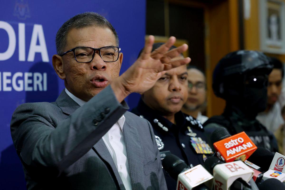 Menteri Dalam Negeri Datuk Seri Saifuddin Nasution Ismail bercakap pada sidang media selepas hadir Perhimpunan Bulanan Kementerian Dalam Negeri hari ini - fotoBERNAMA
