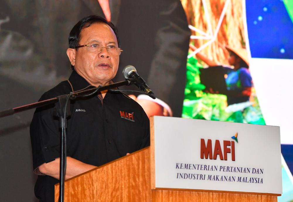 PUTRAJAYA, June 18 - Deputy Minister of Agriculture and Food Industry Datuk Seri Ahmad Hamzah delivered the opening speech of the Crop Sub -Sector Job Matching Seminar at Wisma Tani today. BERNAMAPIX