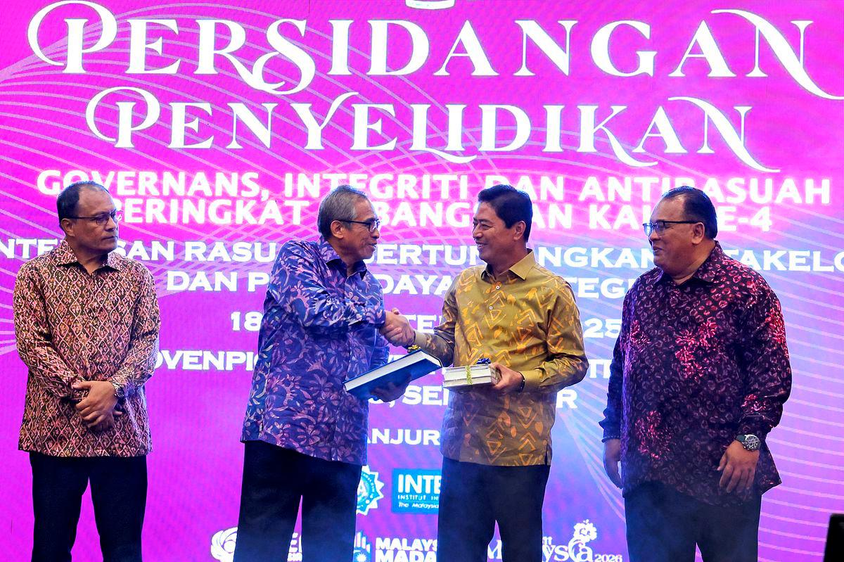 Ketua Setiausaha Negara Tan Sri Shamsul Azri Abu Bakar (dua,kiri) menerima cenderahati daripada Ketua Pesuruhjaya Suruhanjaya Pencegahan Rasuah Malaysia (SPRM) Tan Sri Azam Baki (dua,kanan) pada Majlis Perasmian Persidangan Penyelidikan Governans, Integriti dan Antirasuah Peringkat Kebangsaan kali keempat di sini hari ini- BERNAMA