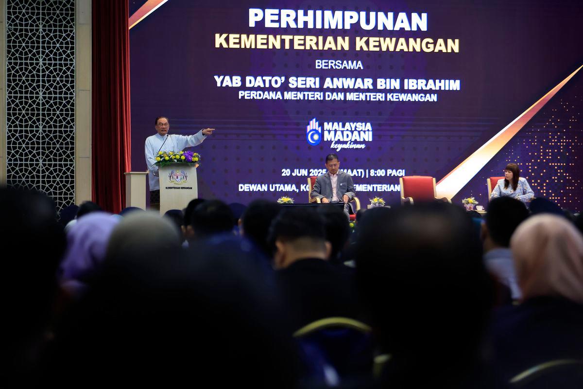 Perdana Menteri merangkap Menteri Kewangan Datuk Seri Anwar Ibrahim