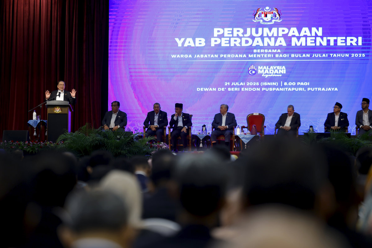 Prime Minister Datuk Seri Anwar Ibrahim attended the Prime Minister’s Gathering with the Staff of the Prime Minister’s Department for the Month of July at Puspanitapuri today. – BERNAMA