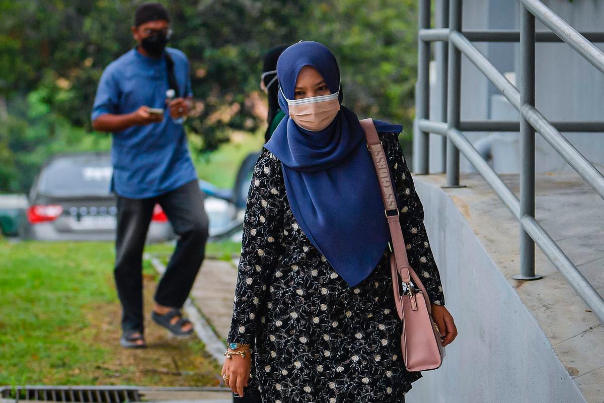 Seorang guru Bahasa Inggeris sebuah sekolah didakwa di Mahkamah Majistret di sini hari ini atas pertuduhan menimbulkan kegentaran awam dengan mendakwa Zara Qairina Mahathir dimasukkan ke dalam mesin basuh. Siti Hajar Aflah Sharuddin, 39, mengaku tidak bersalah selepas pertuduhan dibacakan terhadapnya di hadapan Majistret Khairatul Animah Jelani -fotoBERNAMA