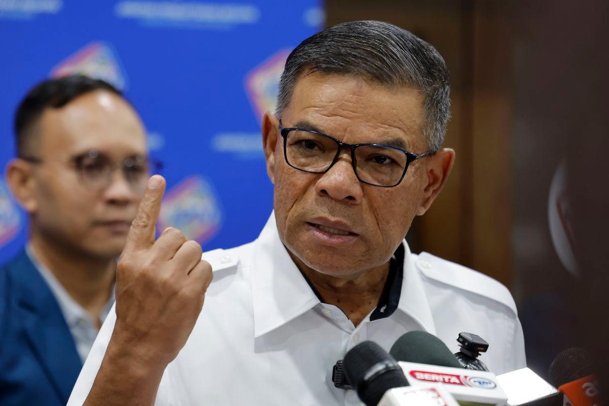 Menteri Dalam Negeri Datuk Seri Saifuddin Nasution Ismail bercakap pada sidang media selepas mengadakan lawatan ke Bahagian Kad Pengenalan di Jabatan Pendaftaran Negara (JPN) hari ini. - fotoBERNAMA