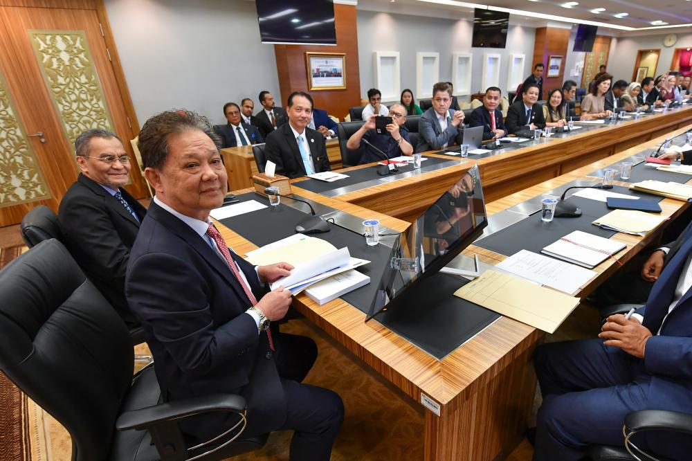 Tourism, Arts and Culture Minister Datuk Mohamaddin Ketapi (2nd from L) and Health Minister Datuk Seri Dr Dzulkefly Ahmad (L) chair the special meeting and briefing session on the coronavirus at the Ministry of Tourism, Arts and Culture today. - Bernama