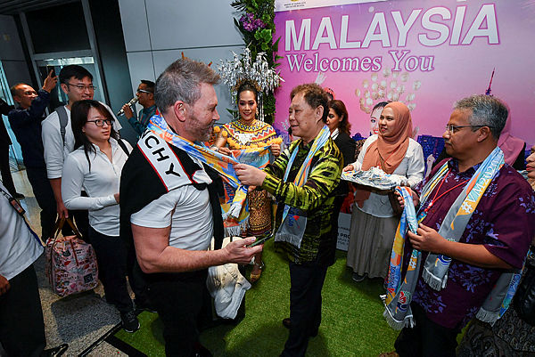 Tourism, Arts and Culture Minister Datuk Mohammadin Ketapi greeting passengers of an Etihad Airways flight from Abu Dhabi, to commemorate Visit Malaysia Year 2020 at KLIA today. — Bernama