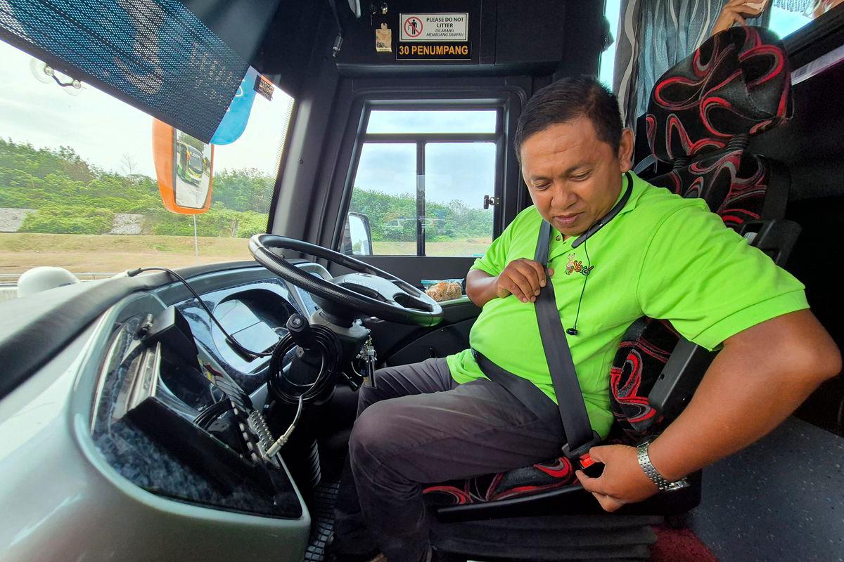 Jabatan Pengangkutan Jalan (JPJ) menjalankan operasi khas penguatkuasaan penuh terhadap pemakaian tali pinggang keledar bagi pemandu dan semua penumpang bas ekspres serta bas persiaran di Kawasan Rehat dan Rawat (R&amp;R) Dengkil arah utara, hari ini-BERNAMA