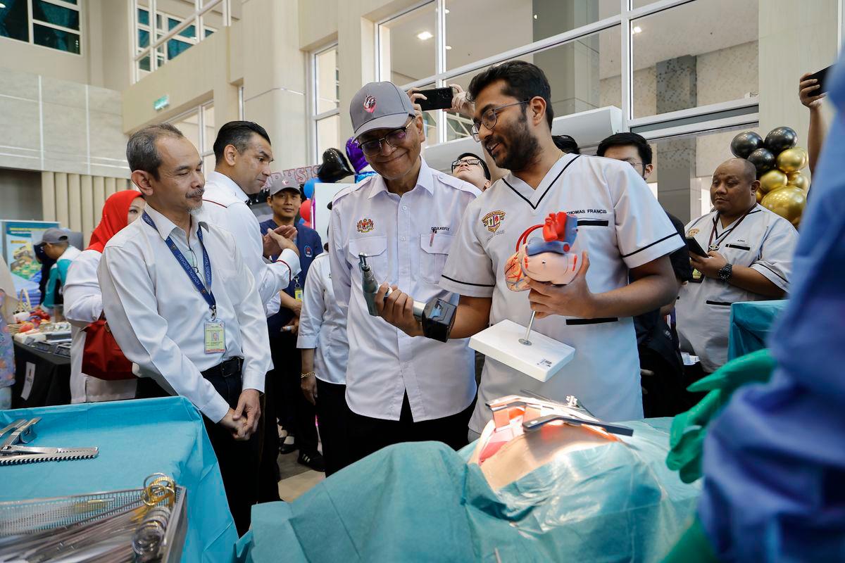 Health Minister Datuk Seri Dr Dzulkefly Ahmad visiting a health exhibition booth during the 2025 MADANI Heroes Tour Heart Day Celebration at Sultan Idris Shah Hospital (HSIS) today. – BERNAMA