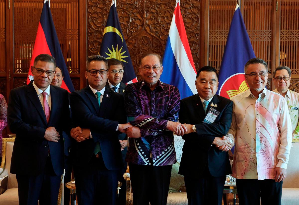 Prime Minister Datuk Seri Anwar Ibrahim (centre) poses for a photo with Deputy Prime Minister and Minister of National Defence General Tea Seiha (second, left), and ThailandÕs Acting Minister of Defence General Natthaphon Narkphanit (second, right) at the Perdana Putra Building on August 7, 2025. Also present were Home Minister Datuk Seri Saifuddin Nasution Ismail (left) and Deputy Defence Minister Adly Zahari (right). - BERNAMA