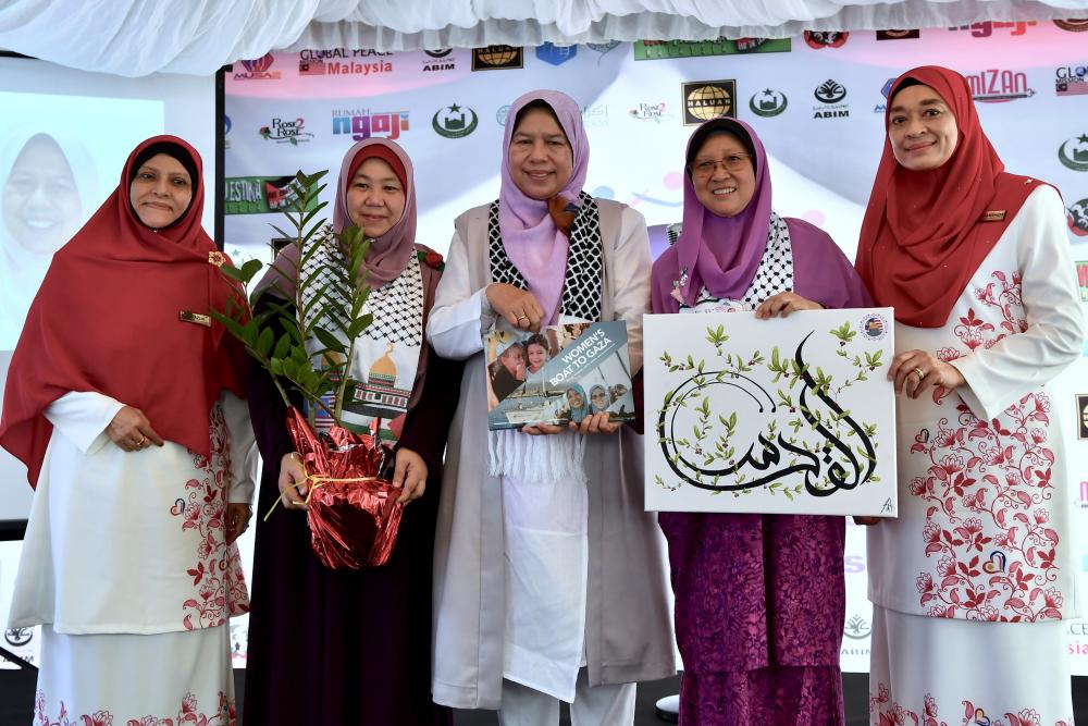 Minister of Housing and Local Government Zuraida Kamaruddin (C) together with Malaysian Women’s Federation Co-Chairman for Al-Quds and Palestine (MWCQP) Dr Fauziah Mohd Hasan (2R) concluded the closing of the #KitaSemuaMaryam global campaign organized by MWCQP, on March 9, 2019. — Bernama