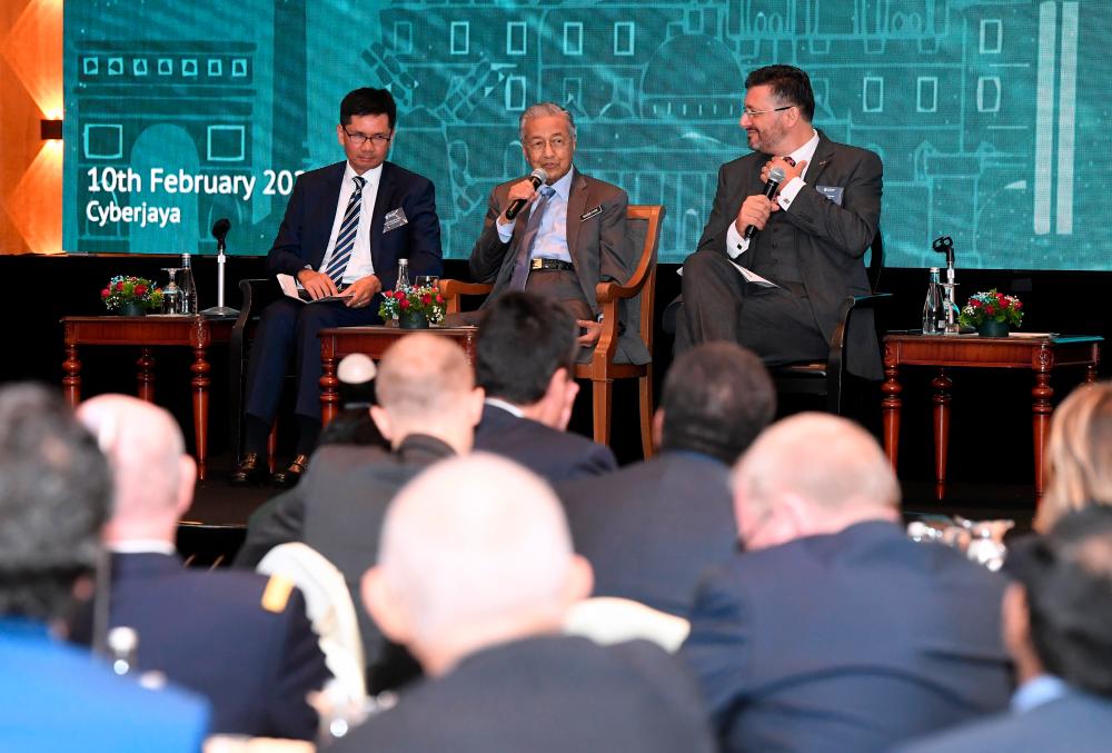Prime Minister Tun Dr Mahathir Mohamad (seated, center) attends a dialogue session with the French business community in Malaysia in Cyberjaya today. - Bernama