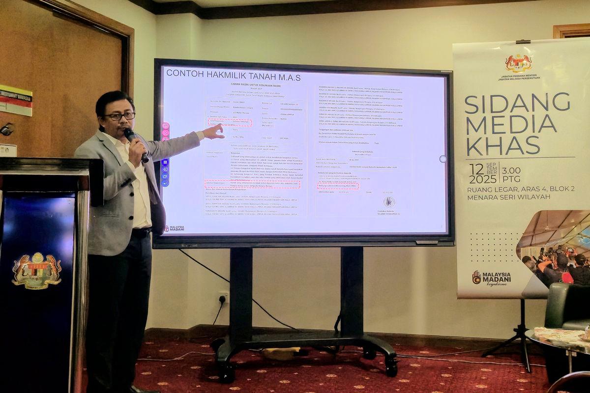Ketua Pegawai Eksekutif Perbadanan Pembangunan Kampong Bharu Dr Khairul Nizam Othman memberikan penerangan pada sidang media mengenai isu Kampung Sungai Baru di pejabatnya hari ini. - BERNAMA