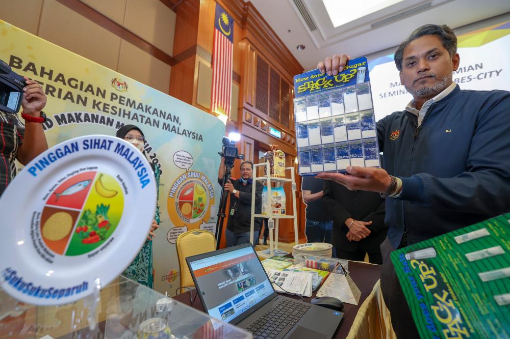 PUTRAJAYA, Oct 12 -- Health Minister Khairy Jamaluddin showed the level of sugar content in drinks after launching the Weight and Fit Management Program Module and its implementation in all ministries in the Ministry of Health, today. BERNAMAPIX