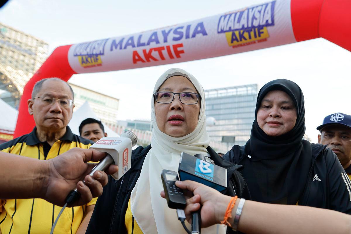 Minister in the Prime Minister’s Department (Federal Territories) Datuk Seri Dr Zaliha Mustafa speaking to members of the media after flagging off participants of the FT Run Putrajaya 2025 at Dataran Putrajaya today. – BERNAMA