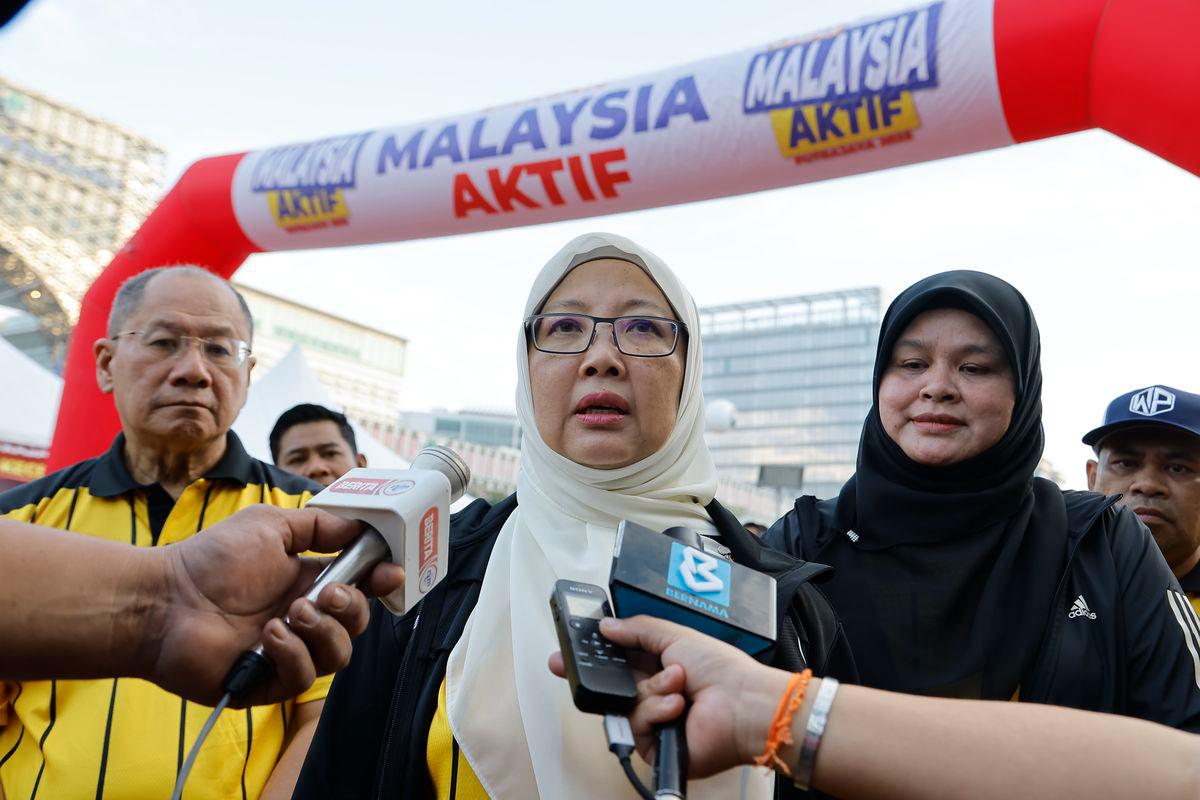 Menteri di Jabatan Perdana Menteri (Wilayah Persekutuan) Datuk Seri Dr Zaliha Mustafa ketika bertemu pengamal media selepas melepaskan para peserta FT Run Putrajaya 2025 di Dataran Putrajaya hari ini- BERNAMA