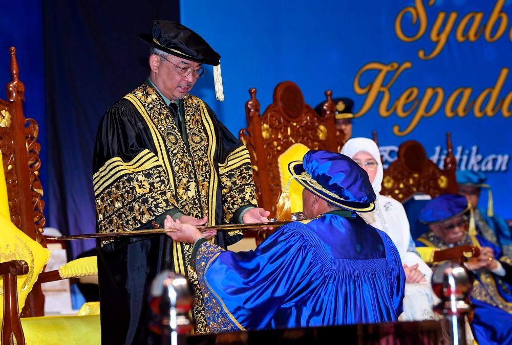 Yang di-Pertuan Agong Al-Sultan Abdullah Ri’ayatuddin Al-Mustafa Billah Shah receives the instrument of appointment was presented to His Majesty by Defence Minister Mohamad Sabu at the university’s 10th convocation ceremony at the Putrajaya International Convention Centre. - Bernama