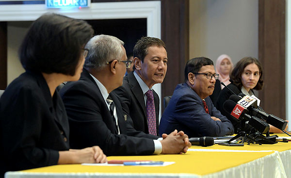 EC Chairman, Azhar Azizan Harun (C), speaks during a press conference after meeting the new EC members appointed at the EC headquarters in Putrajaya on Feb 15, 2019. — Bernama.