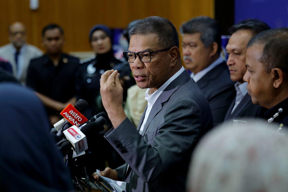 Menteri Dalam Negeri Datuk Seri Saifuddin Nasution Ismail bercakap pada sidang media selepas hadir Perhimpunan Bulanan Kementerian Dalam Negeri hari ini. - fotoBERNAMA