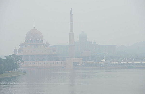 A view of the haze surrounding Putrajaya at noon today. — Bernama