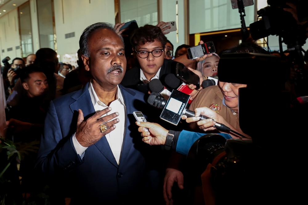 PUTRAJAYA, 17 April -- Menteri Sumber Manusia, V. Sivakumar diserbu pemberita bagi mendapat penjelasan berkenaan laporan media berhubung Suruhanjaya Pencegahan Rasuah Malaysia (SPRM) menggeledah pejabat dan kediaman beliau selepas majlis Pra Pelancaran National Training Week (NTW) 2023 hari ini. fotoBERNAMA