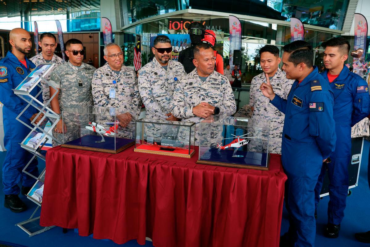 Acting Deputy Director-General of Operations of the Malaysian Maritime Enforcement Agency (Maritime Malaysia), Maritime Rear Admiral Mohd Zawawi Abdullah (fourth, right), visiting an exhibition booth at the Jiwa Merdeka 2025 Programme in conjunction with the 2025 National Day celebration at a shopping mall today. - BERNAMA
