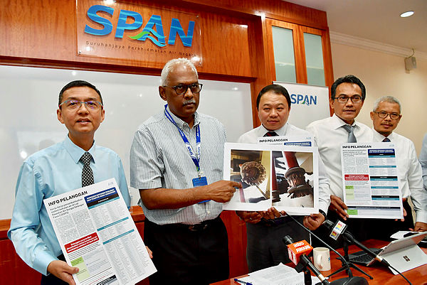 SPAN chairman Charles Santiago (2nd from L) shows the main work details behind the water supply disruption during a press conference at the SPAN headquarters on April 19. 2019. — Bernama