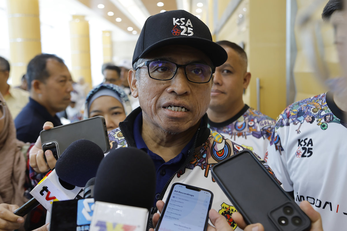 Ketua Setiausaha Negara, Tan Sri Shamsul Azri Abu Bakar ketika bertemu pengamal media selepas merasmikan Karnival Sukan Persatuan Bekas Pelajar MRSM Malaysia (ANSARA) 2025 hari ini. - BERNAMA