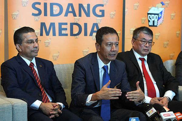 Election Commission (EC) chairman Datuk Azhar Azizan Harun (centre) at a press conference after receiving the parliamentary select committees for election and public appointments, at EC Headquarters today. — Bernama