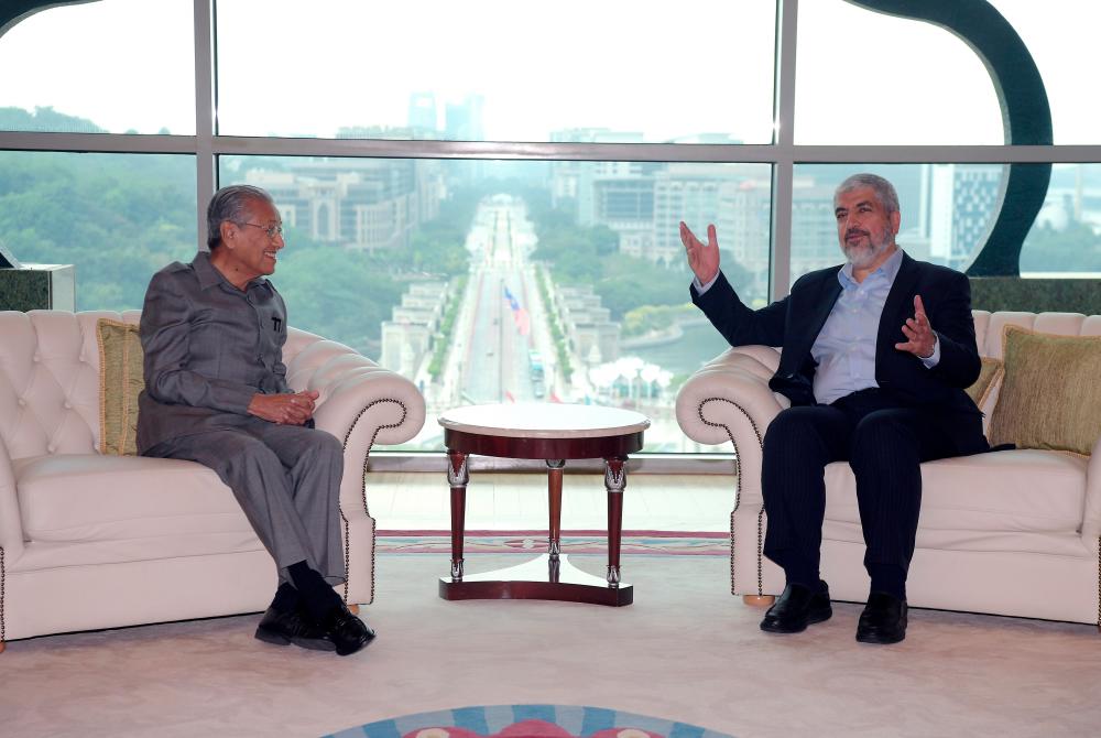 Prime Minister Tun Dr Mahathir Mohamad in a meeting with former Hamas chairman Khalid Meshaal at Perdana Putra, Putrajaya on May 22, 2019. — Bernama