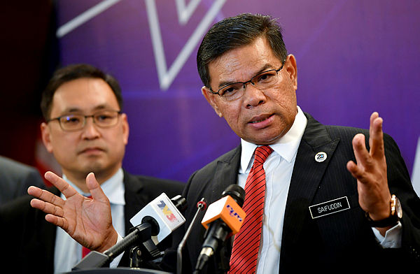Minister of Domestic Trade and Consumer Affairs (KPDNHEP) Datuk Seri Saifuddin Nasution Ismail (right), speaking to a press conference at the ministry’s monthly assembly in Putrajaya today. — Bernama