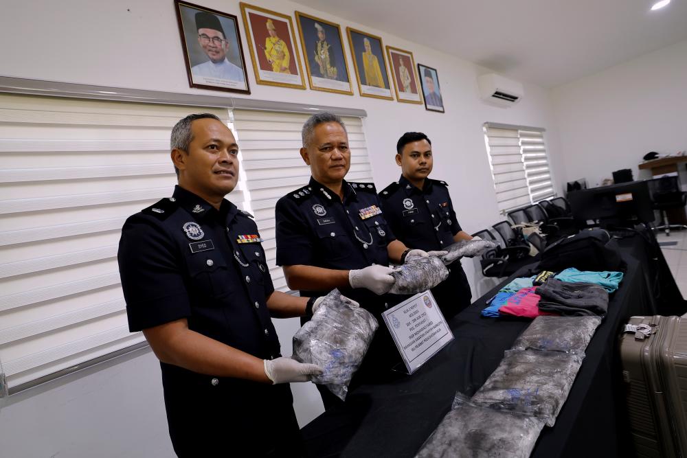 Ketua Polis Daerah KLIA ACP Imran Abd Rahman (tengah) menunjukkan dadah yang berjaya dirampas pada sidang media di Ibu Pejabat Polis Daerah Lapangan Terbang Antarabangsa Kuala Lumpur (KLIA) hari ini. - fotoBERNAMA