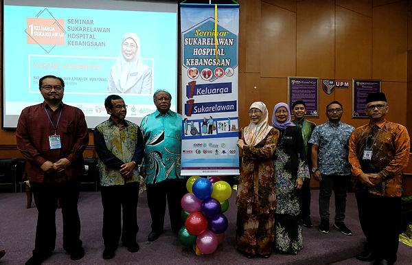 Deputy Prime Minister (DPM) Datuk Seri Dr Wan Azizah Wan Ismail (5th from R) officiates the National Hospital Volunteer Seminar at UPM, Serdang on March 24, 2019. — Bernama