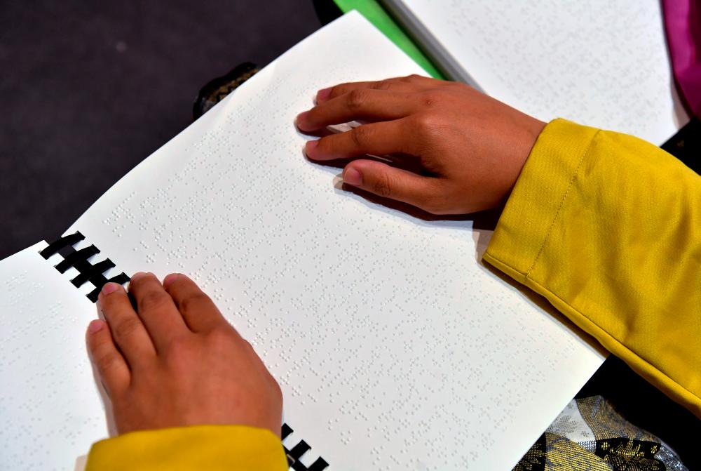 PUTRAJAYA, April 26-People with Disabilities (OKU) read surahs using the Braille Al-Quran Mashaf at the Malaysian Braille Al-Quran Mashaf Launching Ceremony at the National Level 1443H/2022 at the Auditorium of the Putrajaya Islamic Complex today. BERNAMAPIX