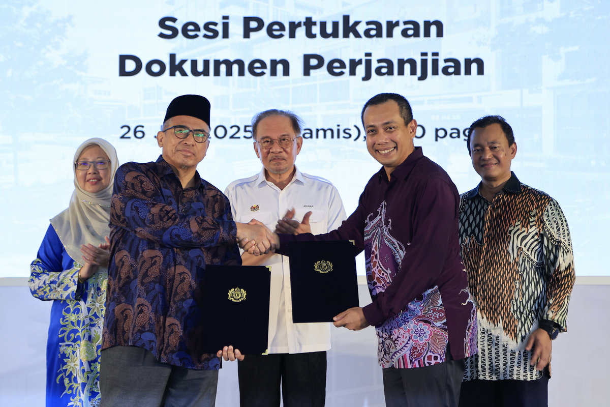 Perdana Menteri Datuk Seri Anwar Ibrahim (tengah) menyaksikan pertukaran memorandum persefahaman antara Ketua Setiausaha Negara Tan Sri Shamsul Azri Abu (dua, kiri) dan Ketua Pegawai Eksekutif Putrajaya Holdings (PJH) Datuk Izwan Hasli Mohd Ibrahim (dua, kanan) pada Majlis Perasmian Projek Pembangunan Kota MADANI di Presint 19 hari ini. Turut sama Menteri Wilayah Persekutuan Datuk Seri Dr Zaliha Mustafa (kiri) dan Ketua Pegawai Eksekutif Kumpulan PJH Datuk Sr Mohd Salem Kailany (kanan). - BERNAMA