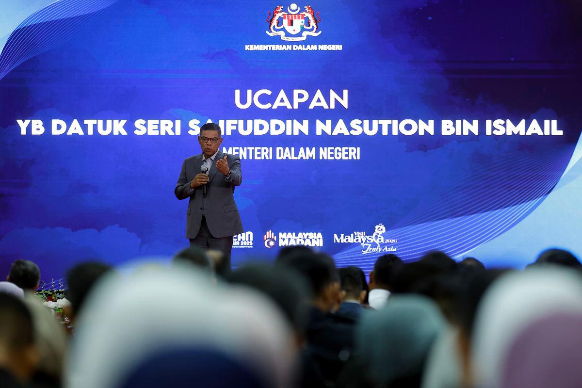 Menteri Dalam Negeri Datuk Seri Saifuddin Nasution Ismail menyampaikan ucapan pada Majlis Perhimpunan Bulanan Kementerian Dalam Negeri (KDN) di Kompleks Setia Perkasa hari ini. - fotoBERNAMA