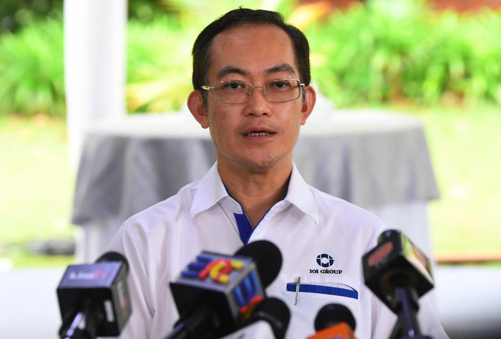 The eldest son of the late Tan Sri Dr Lee Shin Cheng, Datuk Lee Yeow Chor, who is the CEO of IOI Corporation Bhd, speaks during a press conference at his family’s residence today. - Bernama